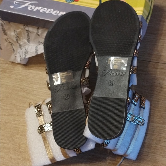 NWT Woman's sandals - Picture 2 of 3